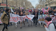Les jeunes manifestent contre la réforme des retraites le 28 mars 2023, à Paris.