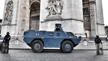 Blindés de gendarmerie sous l'Arc de Triomphe