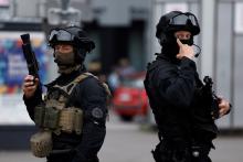 Scène inédite en France, deux membres du R.A.I.D. patrouillent dans les rues de Lille à la recherche d’émeutiers (30/06/23) © KENZO TRIBOUILLARD / AFP