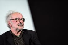 Le réalisateur franco-suisse Jean-Luc Godard lors d'un débat dans le Cinéma des cinéastes à Paris,…