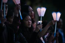 Des pèlerins, flambeau en main, lors de la procession aux flambeaux à Lourdes, le 14 août 2022