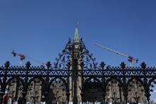 Les drapeaux sont en berne sur les bâtiments officiels au Canada, qui a décrêté dix jours de deuil…