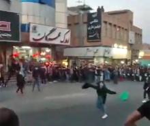 Capture d'écran d'une vidéo monrant des femmes retirer leur voile à Saveh, dans le centre de l'Iran,