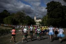 Des participants vêtus de costumes participent au marathon du Médoc près de Pauillac, dans le sud…