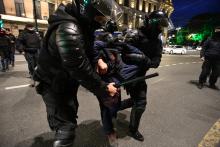 Des policiers arrêtent des manifestants contre la mobilisation partielle des réservistes le 21