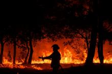 Un pompier lutte contre un incendie de forêt à Saumos, le 12 septembre 2022 en Gironde, dans le sud…