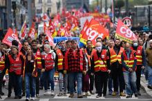 Manifestants portant un gilet siglé de la CGT lors d'une manifestation à Rennes (ouest de la France)