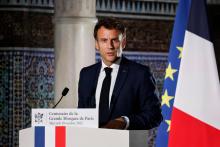 Le président Emmanuel Macron prononce un discours lors d'une visite à la Grande Mosquée de Paris, le