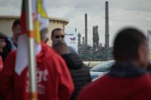 Des grévistes devant la raffinerie TotalEnergies à Gonfreville-l'Orcher, dans le nord-ouest de la
