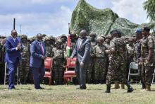 Le président kényan William Ruto (3e à gauche) plaisante avec des membres des forces armées kényanes