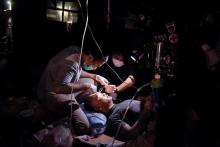 Des blessés soignés à l'hôpital de Cianjur, sur l'île indonésienne de Java, après un séisme le 21