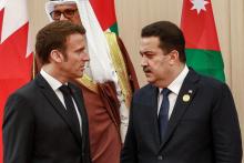 Le président français Emmanuel Macron parle avec le Premier ministre irakien Mohamed Chia al-Soudani