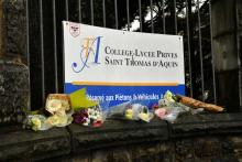 Des bouquets déposés devant le collège-lycée catholique Saint-Thomas d'Aquin en hommage à la