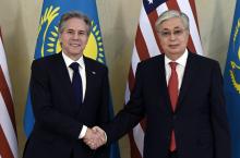 Le secrétaire d'Etat américain Antony Blinken avec le président du Kazakhstan Kassym-Jomart Tokaïev,