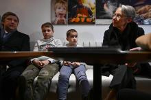 La Première ministre Elisabeth Borne avec des réfugiés Ukrainiens accueillis à Bures-sur-Yvette 