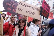 Des étudiants manifestent contre la précarité et la réforme des retraites à Paris, le 9 mars 2023