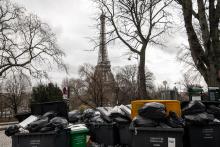 Les ordures s'entassent sur les trottoirs parisiens pour cause de grève des éboueurs, le 13 mars