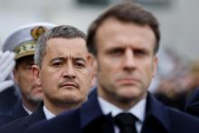 Le ministre de l'Intérieur Gérald Darmanin, derrière le président Emmanuel Macron, le 31 mars 2023