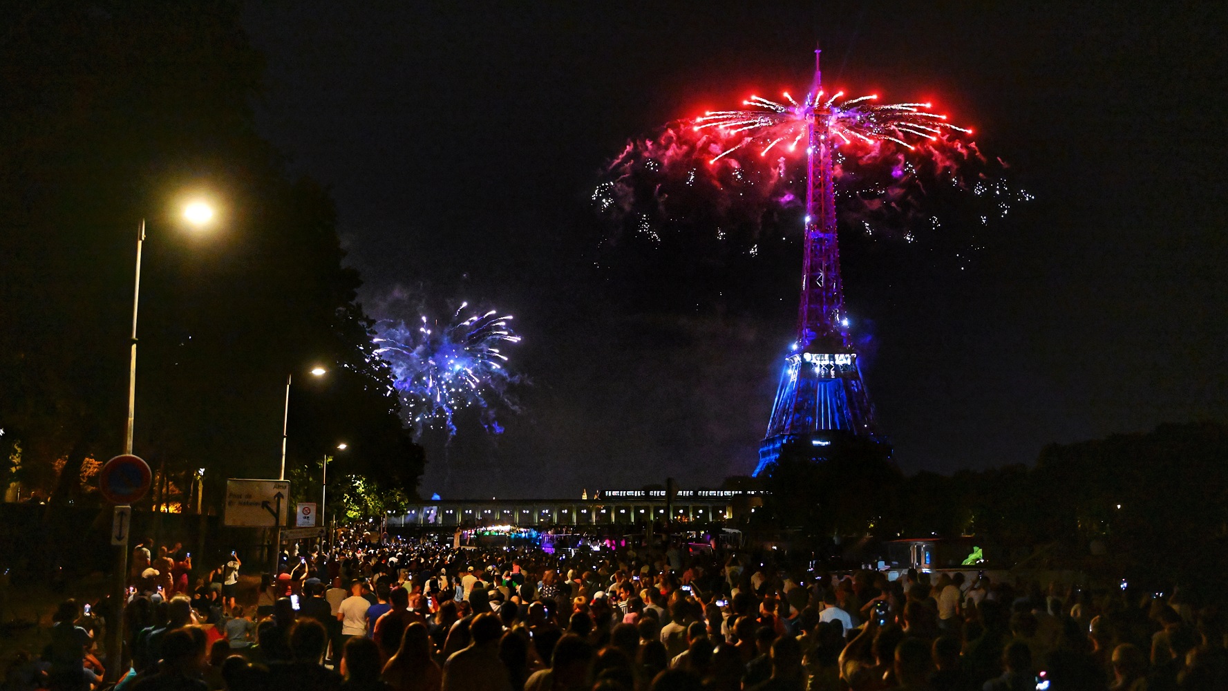 14-Juillet. Grande affluence pour le feu d'artifice à Paris malgré la mise  à distance