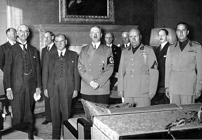 De gauche à droite : Neville Chamberlain, Édouard Daladier, Adolf Hitler, Benito Mussolini et son gendre le comte Galeazzo Ciano, lors de la conférence de Munich le 29 septembre 1938. ©Wikicommons