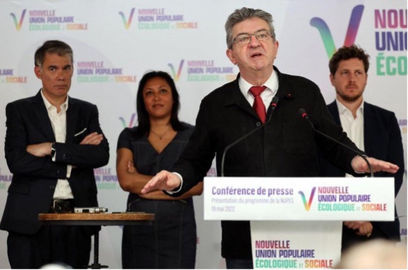 Olivier Faure (à gauche) aux cotés de Jean-Luc Mélenchon  lors du lancement de la NUPES le 22 mai 2022. © THOMAS SAMSON / AFP