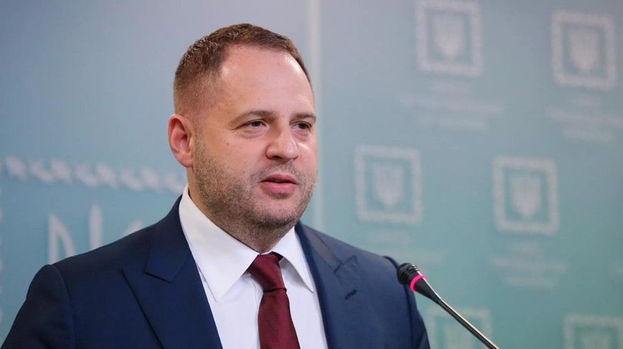 Andriy Yermak est un avocat et producteur de films qui dirige le cabinet du président de l'Ukraine depuis 2020. Selon des journalistes ukrainiens, avant de se lancer en politique, Yermak a participé à l'élaboration de permis pour de petites formes architecturales (kiosques). , les zones d'été des restaurants et de l'immobilier à Kiev. On dit aussi souvent en Ukraine que c’est Yermak, et non Zelensky, qui dirige en réalité le pays.