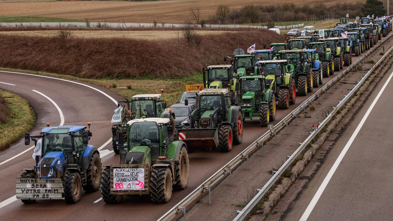 blocking roads by farmers