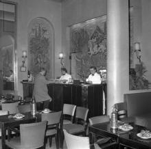 Le bar du Ritz à Paris en janvier 1961