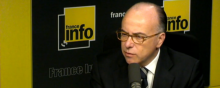 Bernard Cazeneuve au micro de France Info. 