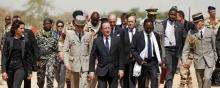 François Hollande et Dioncounda Traoré entourés de militaires au Mali