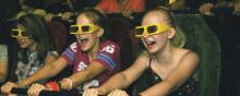 Plusieurs enfants regardent un film en 3D.