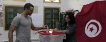 Un électeur met son bulletin dans l'urne dimanche 23, lors du premier tour de l'élection présidentielle.