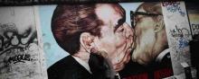 Un baiser devant Brejnev et Honecker.