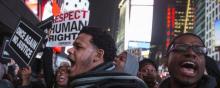 Des manifestants protestent contre la non-inculpation d'un policer blanc impliqué dans la mort d'une homme noir mercredi 3 à Times Square.