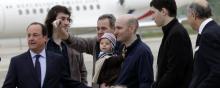 Les quatre journalistes français ex-otages en Syrie avec François Hollande à leur arrivée en France.