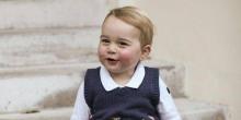 Le petit prince George sur les marches du palais de Kensington.