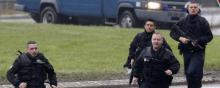 les forces de police arrivent sur les lieux de la prise d'otages de Dammartin-en-Goële