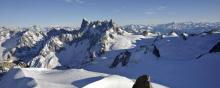 Les sommets enneigés des Alpes.