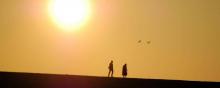 Deux personnes marchent au soleil.