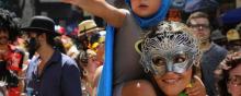 Une mère et son fils au carnaval de Rio.