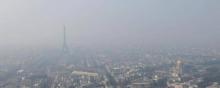 La Tour Eiffel dans un nuage de pollution.