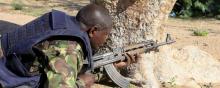 Un membre des forces de sécurité kenyanes durant l'attaque shebab  du 2 avril.