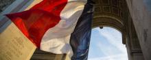 Le drapeau français flotte sous l'Arc de triomphe le 11 novembre 2013.