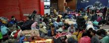 De nombreux Népalis, privés de logements par le séisme, doivent dormir dans les terminaux de l'aéroport de Katmandou.
