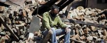 Népal homme seul gravats ruines