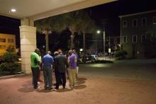Spontanément des fidèles se sont réunis à Charleston pour prier à la mémoire des victimes mortes dans une fusillade survenue dans l'une des églises de la ville.