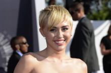 Miley Cyrus buste souriante