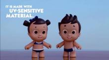 Des poupées qui rougissent au soleil pour sensibiliser les enfants aux ultraviolets.