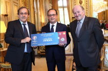 Michel platini a remis la première place de l'Euro 2016 de football à François Hollande.