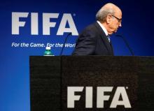 Sepp Blatter démissionne de son poste de président de la FIFA.